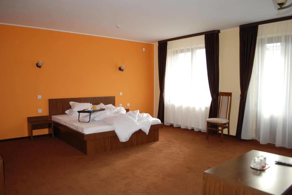Vila Aris Яш Екстериор снимка